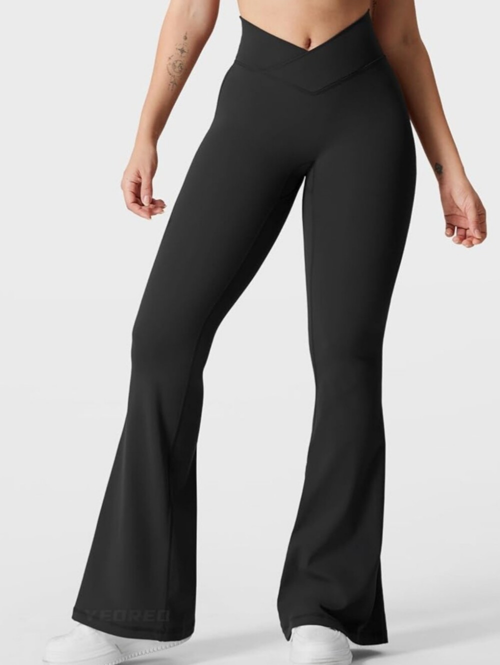 YEOREO Kalie V Front Cut Scrunch Booty Leggings